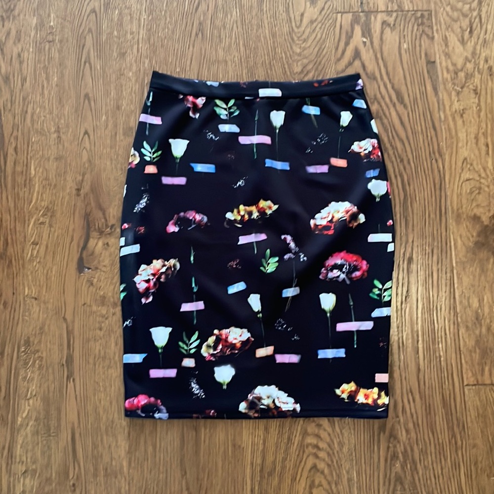 Simons Icone Pencil Skirt Size M